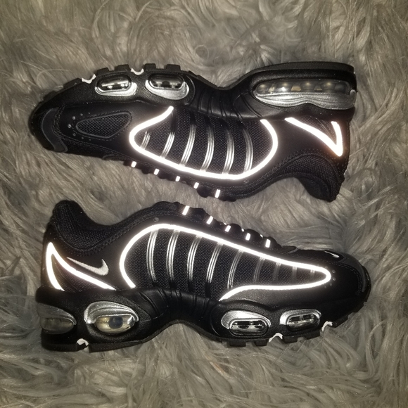 tailwind 4 black silver